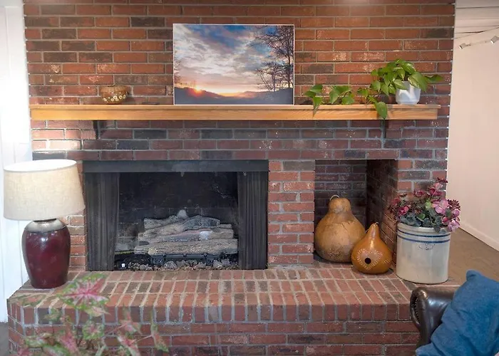 2 Bedroom Apartment Overlooks Wcu And Cullowhee Nc - Smoke And Pet Free